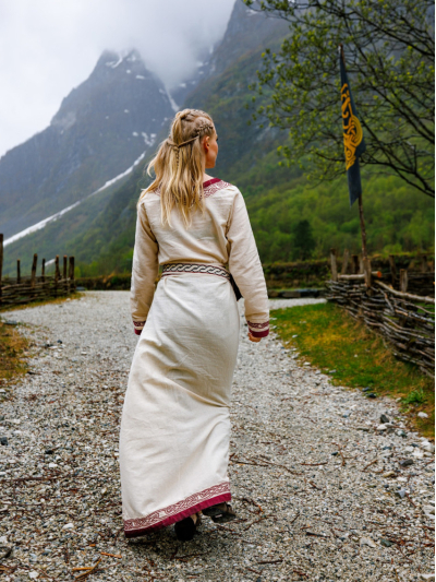 Trollfelsen Mittelalter Kleid Leonardo Carbone Lagertha rot1